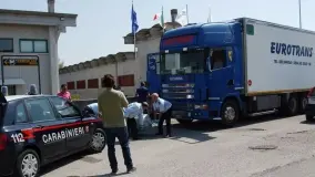 Il recupero del cadavere dal camion ieri mattina, con la pattuglia dell’Arma