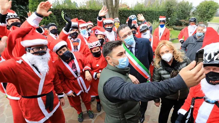 Poloni Castelfranco babbi Natale raccolta fondi per il bimbo Nicolò con il papÃ