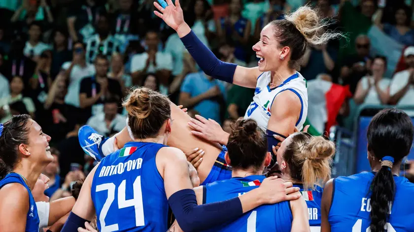 Monica De Gennaro portata in trionfo dalle compagne dell'Italvolley