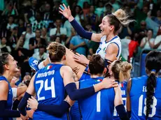 Monica De Gennaro portata in trionfo dalle compagne dell'Italvolley