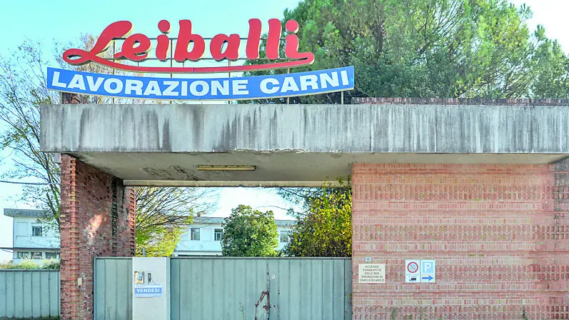 La facciata dell’ex macello Leiballi Carni, l’edificio andrà all’asta il prossimo 20 novembre