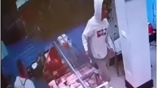 Un frame del video in cui il macellaio sorprende il ladro