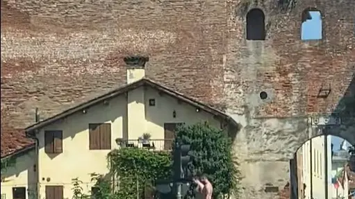 I due turisti in procinto di tuffarsi dalle mura del castello di Castelfranco