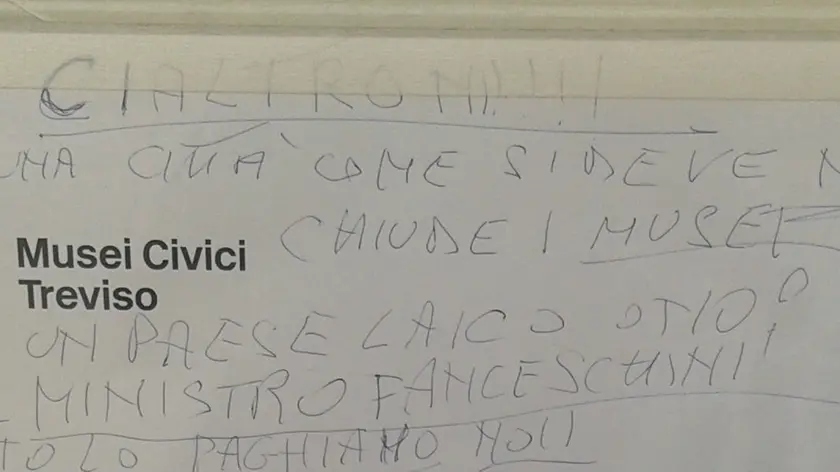 Le scritte lasciate dai turisti sul cartello del Bailo