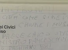 Le scritte lasciate dai turisti sul cartello del Bailo