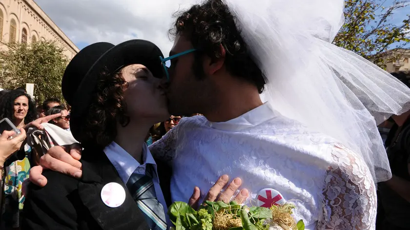Una manifestante sfila durante il primo gay pride organizzato nel capoluogo. MIKE PALAZZOTTO/DC