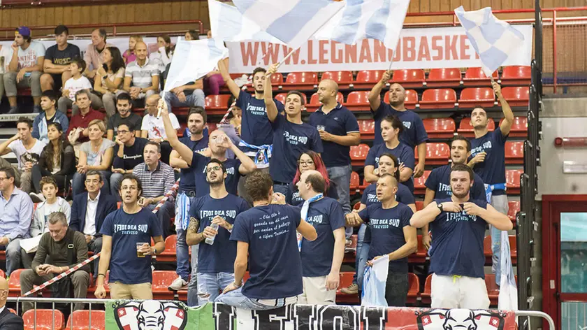 © Claudio Grassi/Lapresse.19-10-2014 Castellanza (ITA).Serie A2 Silver - Basket.Europromotion Legnano Vs De' Longhi Treviso.Nella foto: tifosi Treviso a Legnano..© Claudio Grassi/Lapresse.19-10-2014 Castellanza (ITA).League A2 Silver - Basket.Europromotion Legnano Vs De' Longhi Treviso.in the picture:
