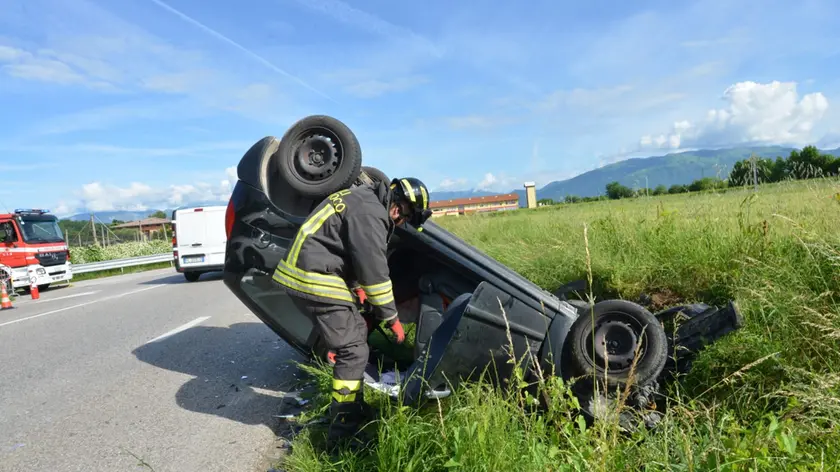 La Citroen finita nel fosso dopo l'incidente (foto Cavicchi)