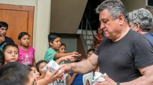 Huaycan, periferia di Lima, Giovanni Trinca consegna doni ai bambini di strada
