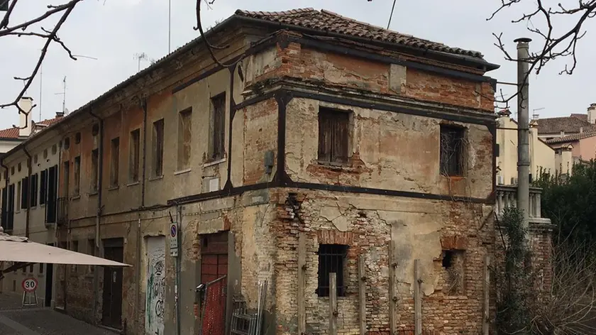 La casa che affaccia sul Cagnan in Pescheria in abbandono da decenni