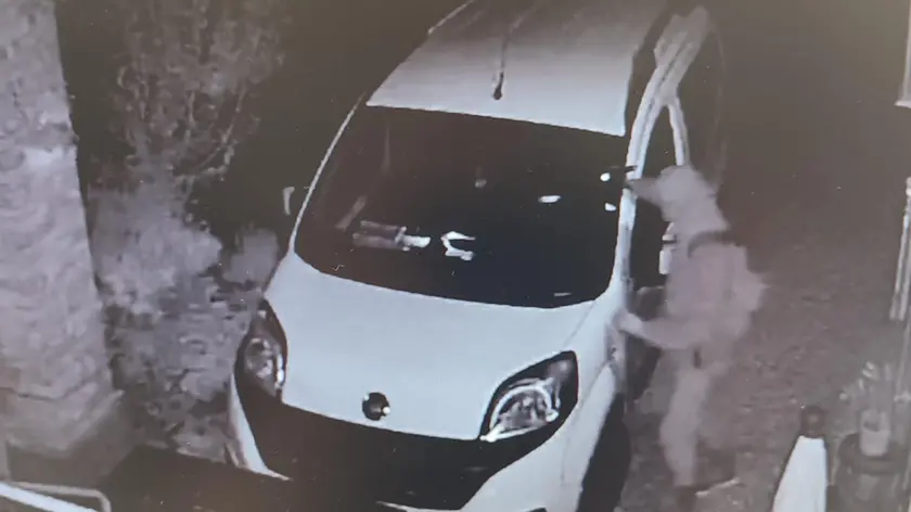 Uno dei ladri immortalati dalle telecamere in un furto notturno su auto avvenuto a Valdobbiadene