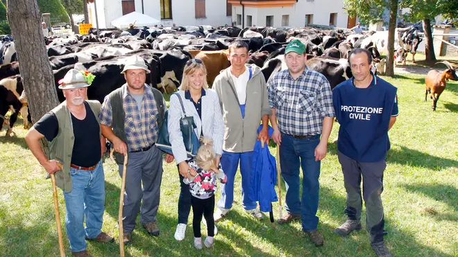 DeMarchi Crespano del Grappa festa della transumanza sindaco con contadini e protezione civile