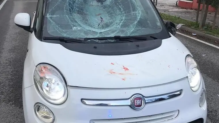 Una immagine del taxi danneggiato a Mogliano