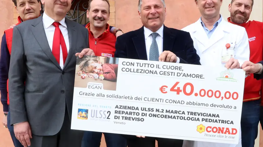 La donazione dell’assegno da 40 mila euro per il macchinario