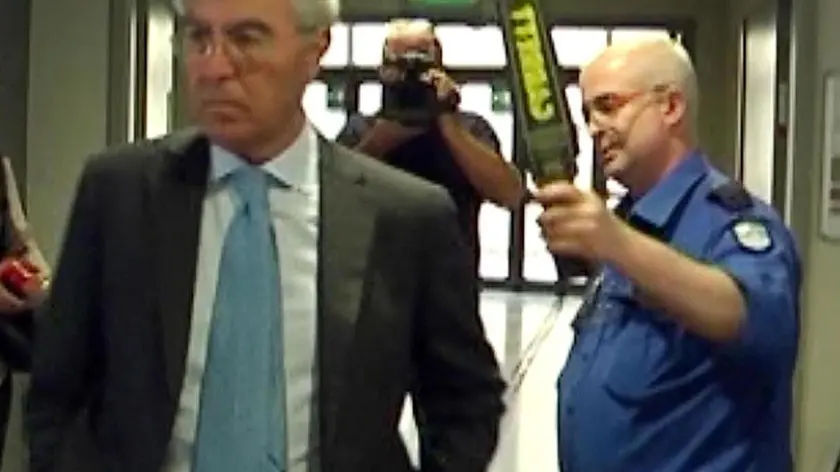 Un fermo immagine tratto da un video mostra l'ex ad di Veneto Banca Vincenzo Consoli, agli arresti domiciliari nell'ambito dell'inchiesta condotta dalla Procura di Roma sull'attività dell'istituto, arrivando al Tribunale di Vicenza per essere interrogato, 5 agosto 2016. ANSA
