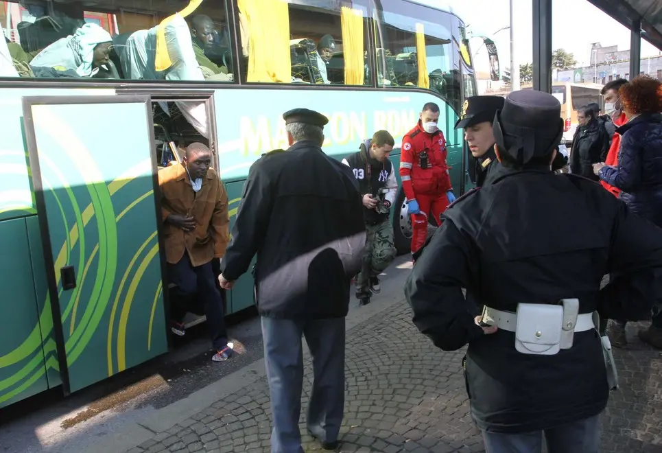 ZAGO TREVISO CORRIERA DI PROFUGHI DI FRONTE ALLA STAZIONE DEI TRENI