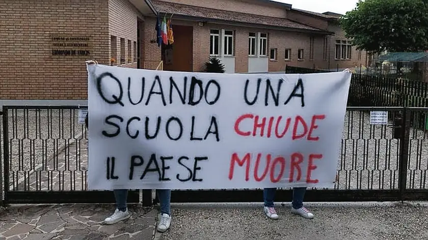 La protesta dei genitori di Lutrano davanti alla scuola chiusa