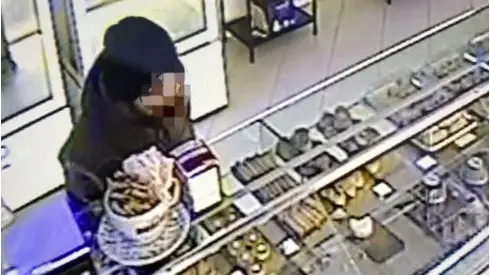 Il ladro filmato all'interno della pasticceria De Rosa