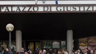 TREVISO 19/11/2003 ALLARME BOMBA AL TRIBUNALE allarme bomba tribunale