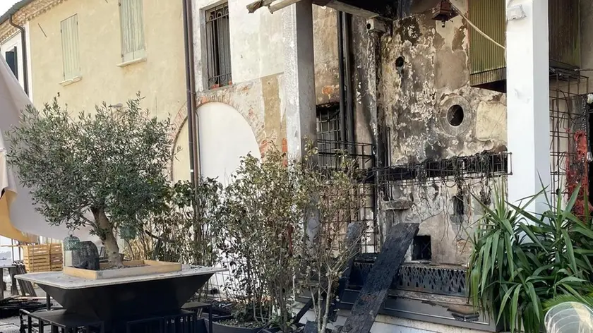 Il plateatico del bar "Kimeia" dato alle fiamme, distrutto dal piromane di San Parisio: era il luglio del 2022.