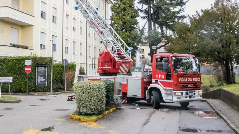 Un intervento dei vigili del fuoco all'ospedale di Conegliano