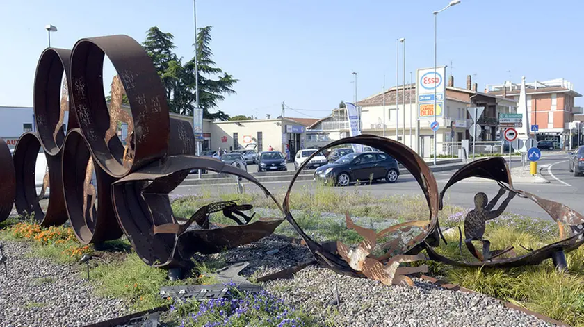 Borghesi Montebelluna auto travolge una delle opere di Enrico Benetta
