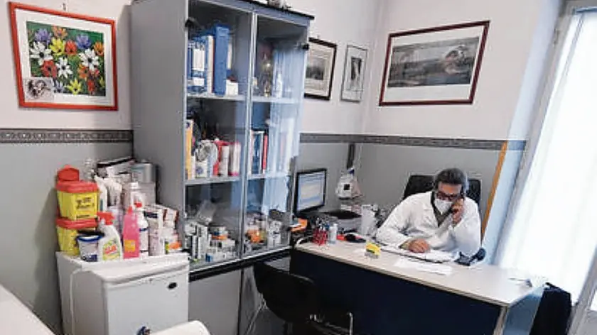 Un medico di base al telefono con un paziente nel suo studio a Roma, 30 ottobre 2020. ANSA / ETTORE FERRARI