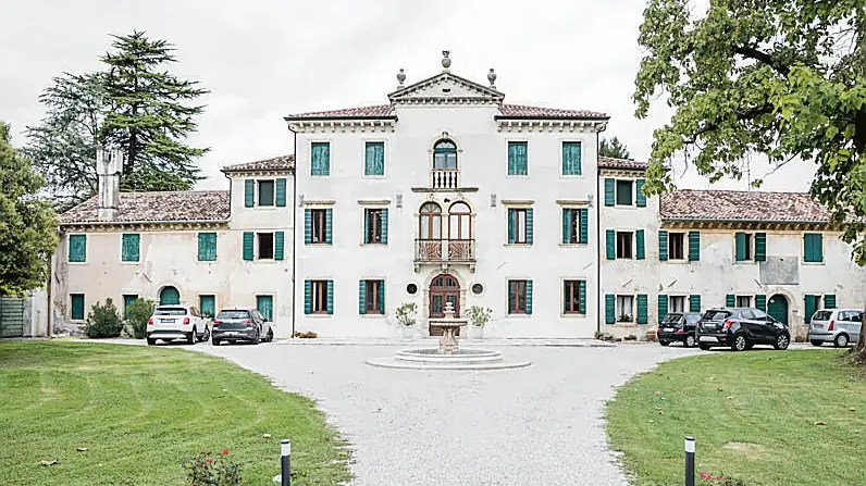 Allegranzi Codognè Marco Leali indica il punto d'ingresso dei ladri nella villa