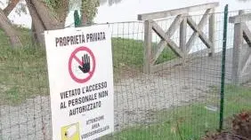 La recinzione vieta il passaggio: il cartello lo sottolinea