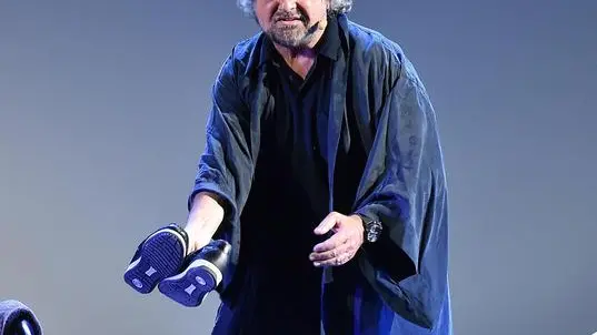 Beppe Grillo durante il suo spettacolo "Insomnia" presso il cinema teatro Alessandrino ad Alessandria, 14 aprile 2018. ANSA/ALESSANDRO DI MARCO