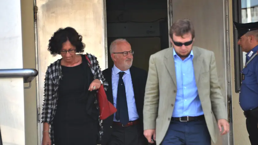 Il sindaco di VenezIa Giorgio Orsoni esce dall'aula bunker di Mestre, al termine dell'interrogatorio di garanzia a Mestre, 6 giugno 2014. ANSA/ANDREA MEROLA