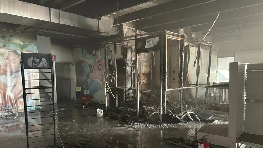 La zona andata a fuoco all'interno del magazzino abbanndonato a Villorba (Fotofilm)