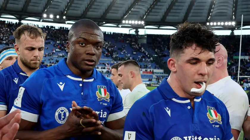 Mirco Spagnolo davanti a Ìzekor all'Olimpico nel debutto contro l'Inghilterra (foto Fir/Getty images)