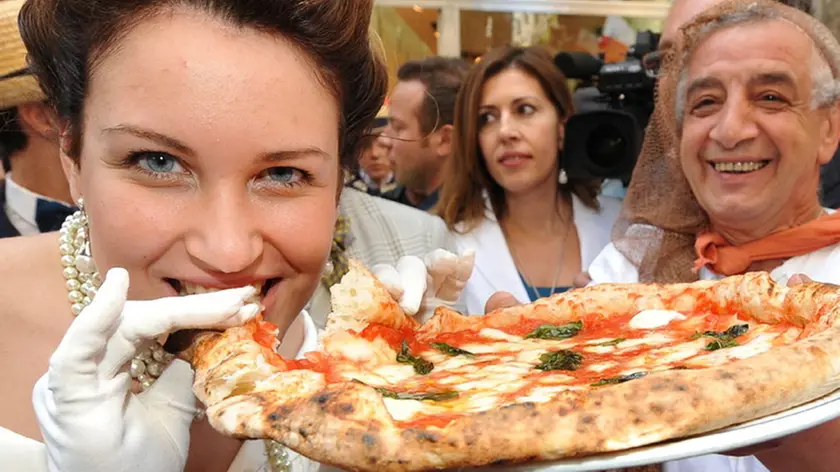 20091208 - ROMA - FIN - ALIMENTARE: PIZZA NAPOLETANA, ARRIVA RICONOSCIMENTO UE. I festeggiamenti per i 120 anni della pizza Margherita a Napoli, in una immagine dell'11 giugno 2009. ANSA/CIRO FUSCO/DRN