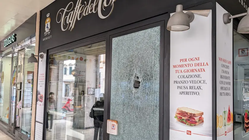 La vetrina distrutta del bar in Corso del Popolo