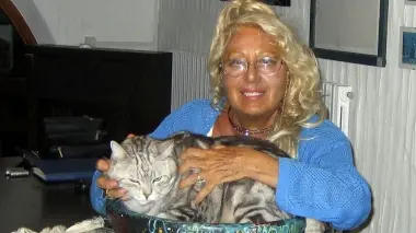 Luciana Matalon con l’amatissimo gatto Sky, sepolto in Sardegna