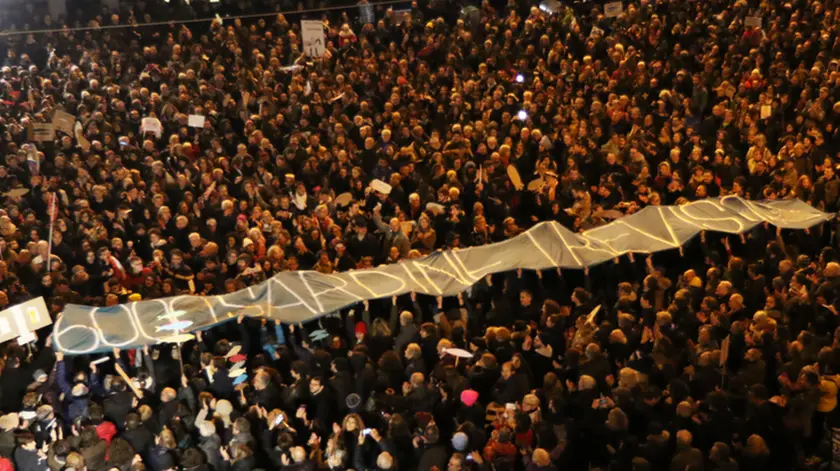 ZAGO AG.FOTOFILM TREVISO IL POPOLO DELLE SARDINE IN P. BORSA