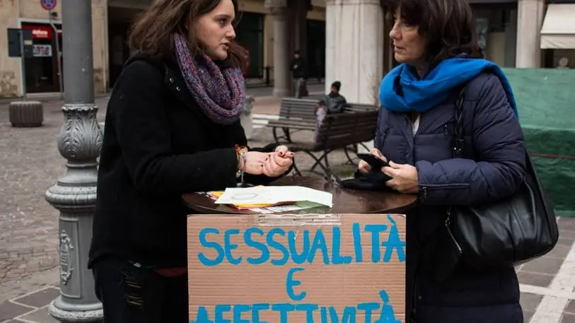La dottoressa Rando ( a destra) durante la manifestazione a Piazza San Vito