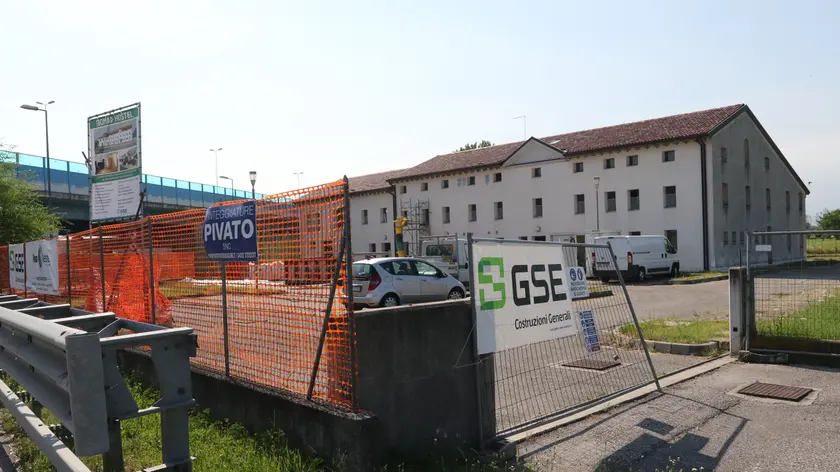 DE WOLANSKI . AG.FOTOFILM . TREVISO . CANTIERE NOALESE VILLA -ROMA HOSTEL-