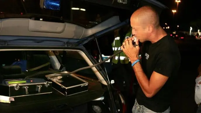 Un alcoltest eseguito sul conducente di un’auto, alla donna è stata eseguita anche l’analisi del capello