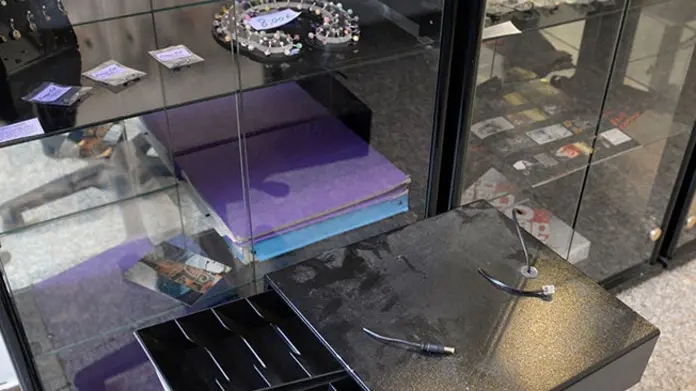 Borghesi Montebelluna furto in piazza Aldo Moro negozio di Tattoo, il registrare di cassa