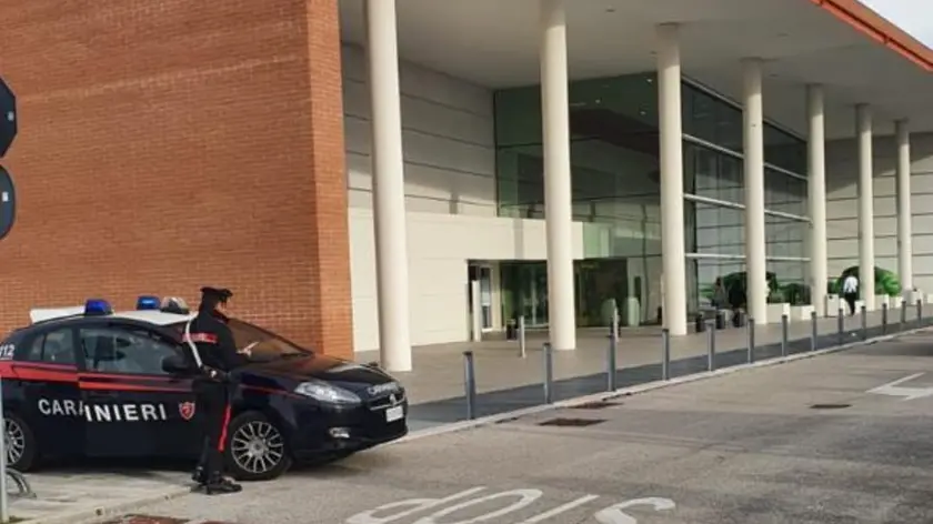 Carabinieri in sopralluogo al centro commerciale Conè