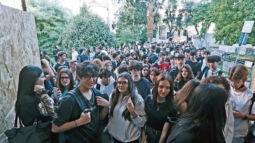 Studenti delle superiori all'inizio di un nuovo anno scolastico. Per 600 di loro non si concluderà