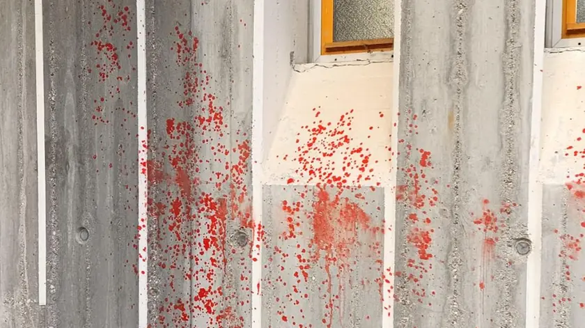 La vernice rossa con cui sono state imbrattate le pareti della scuola di Fanzolo