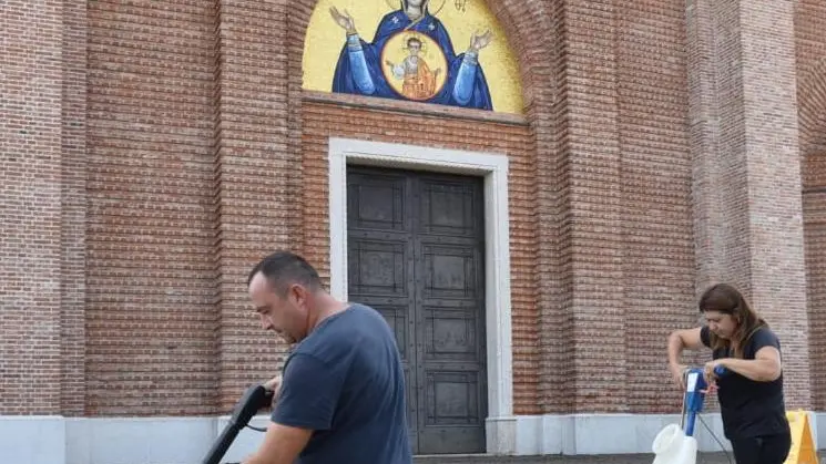 Una ditta specializzata è stata incaricata di ripulire il sagrato del duomo di Montebelluna