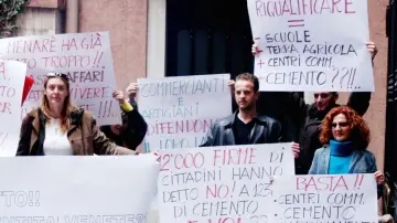 Manifestazione di protesta contro l’iper del Menarè