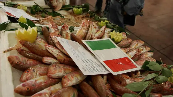 Il banco di una pescheria, in un'immagine d'archivio. Per mangiare pesce da ora in poi servira' un metro a tavola perche' l'Unione europea e l'Italia impongono per salvaguardare le specie marine un limite minimo di taglia, al di sotto del quale il prodotto ittico, molluschi compresi, non puo' essere commercializzato. Disco verde quindi per orate lunghe almeno 20 centimetri, che diventano 11 per triglie e sardine, 18 per sgombri e 20 per sogliole. Sono alcuni dei dettagli delle nuove normativa europea in materia di consumo di pesce. LUCA ZENNARO/ANSA