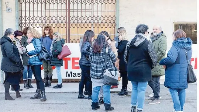 Un presidio di lavoratori della Monti all’esterno della sede di Maserada: sono scattati i licenziamenti