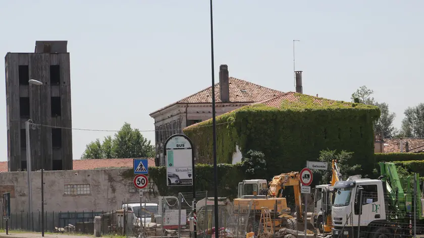 ll cantiere dell'Eurospin a Sant'Antonino nella zona accanto all'ex caserma dei vigili del fuoco