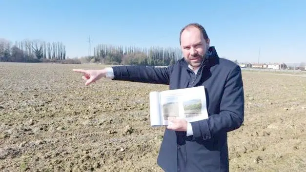 Il sindaco di Mogliano Davide Bortolato con la documentazione del fotovoltaico